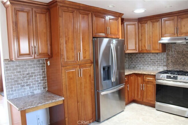 Building Photo - 5192 Robinwood Dr