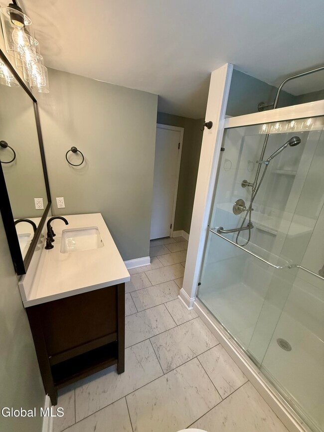 Building Photo - 2 Pinewood Ct