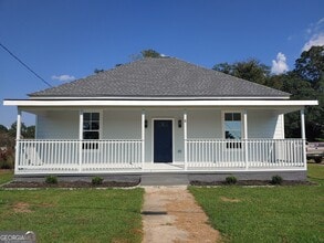 Building Photo - 2 Cedar Ave