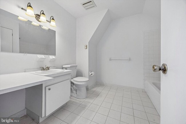 Building Photo - 517 S Randolph Ct