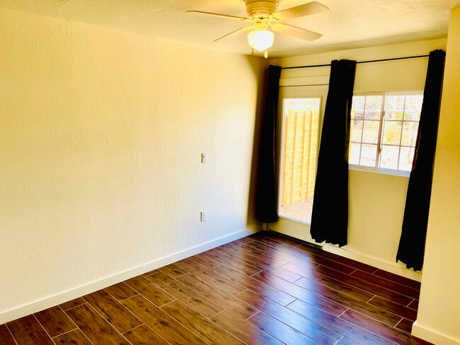 Building Photo - 2 bedroom townhome newly renovated ready f...