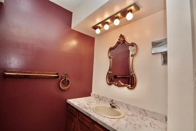 Building Photo - 819 N 17th Ave