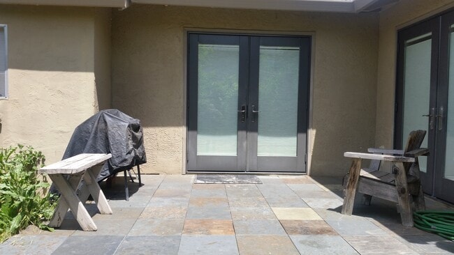 Building Photo - 850 Glenbrook Dr