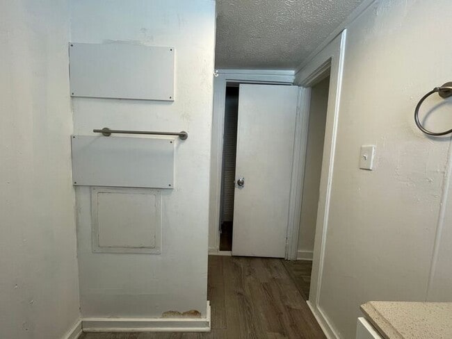 Building Photo - Charming 1-Bedroom Home in a Convenient Lo...