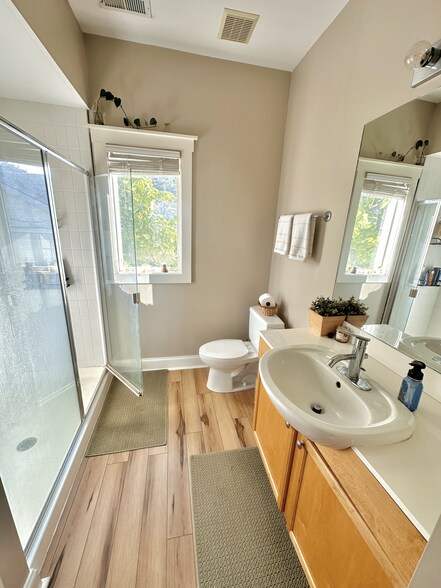 Building Photo - 309 Cedar St