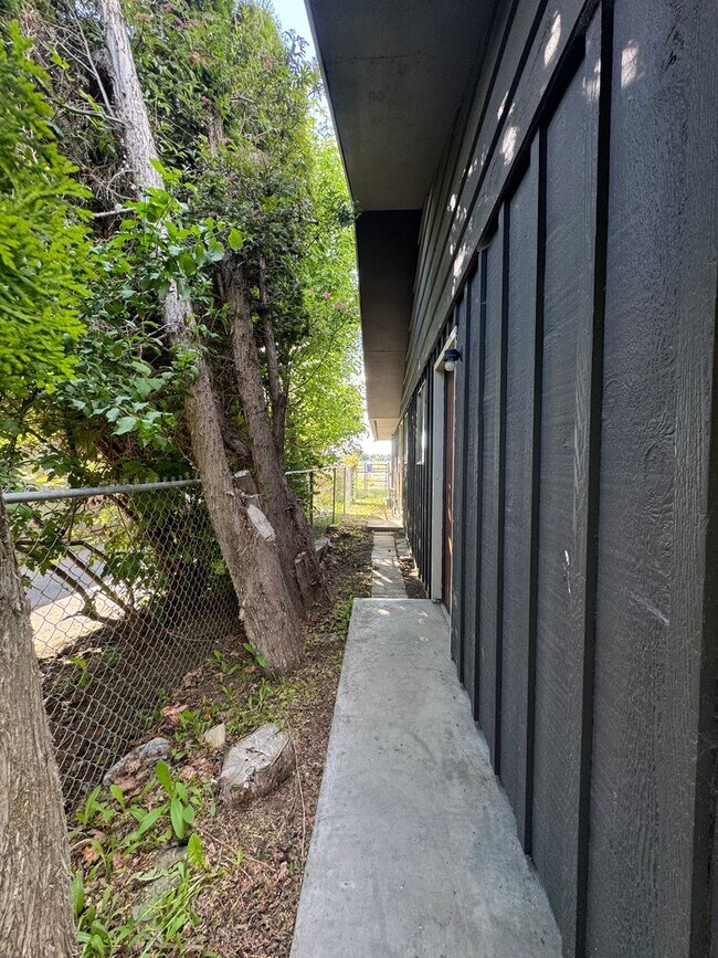 Building Photo - Spacious 5 Bedroom Rental by Park