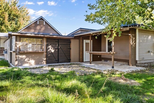 Building Photo - Charming Country Home on 1 Acre – 2 Bed, 1...