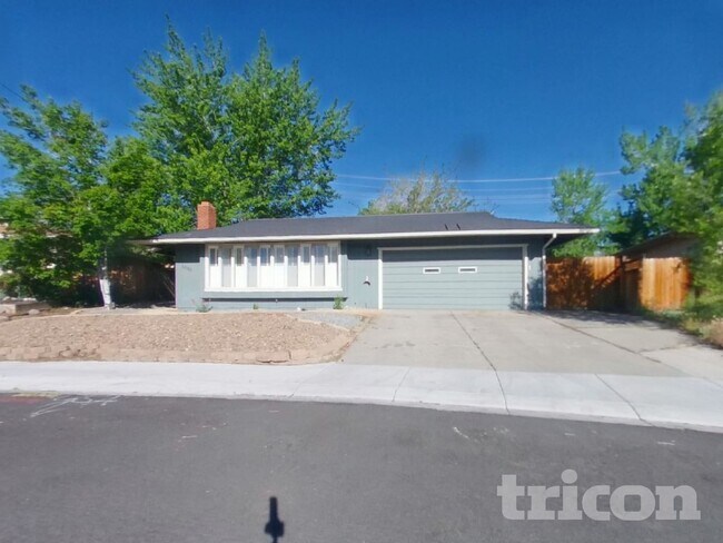 Building Photo - 1045 Crown Dr