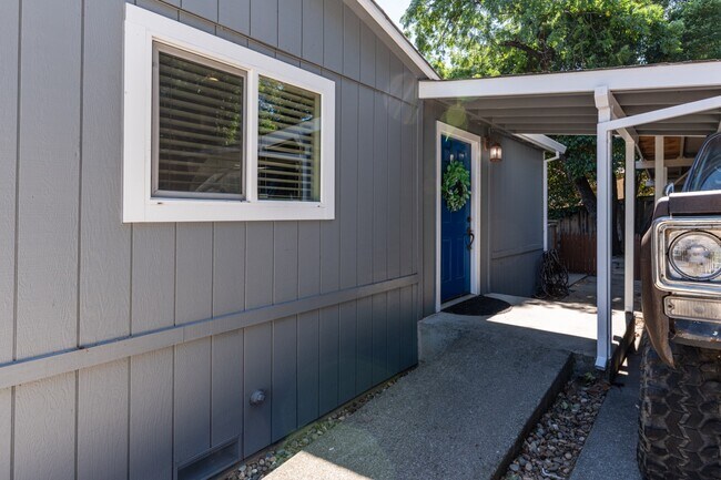 Building Photo - 300 IOLI Ranch Cir