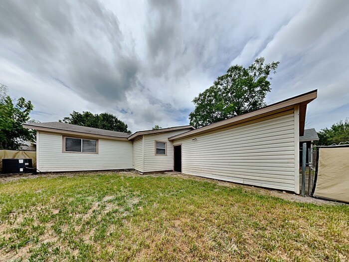 Building Photo - 921 Roaming Rd Dr