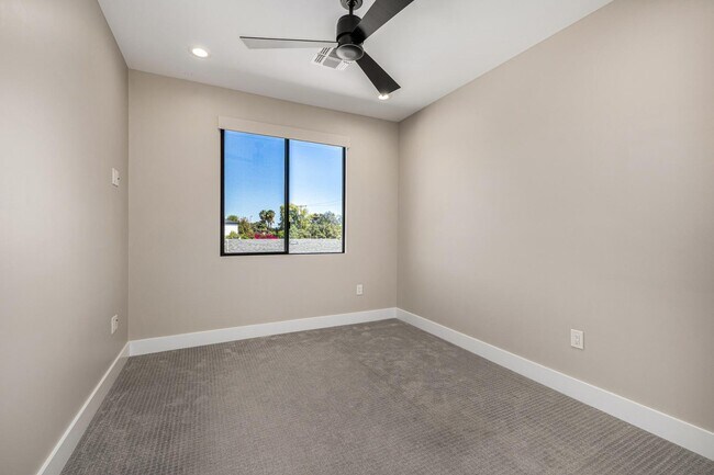 Building Photo - 3821 E Devonshire Ave