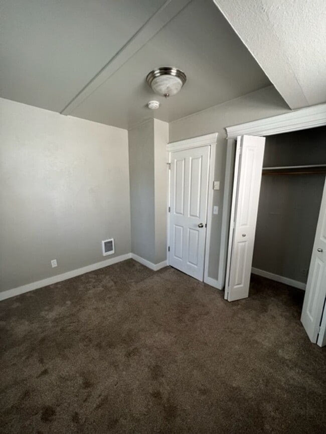 Building Photo - 3 Bedroom House on Jefferson St Near Downt...