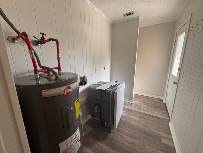 Building Photo - 3903 W 22nd St