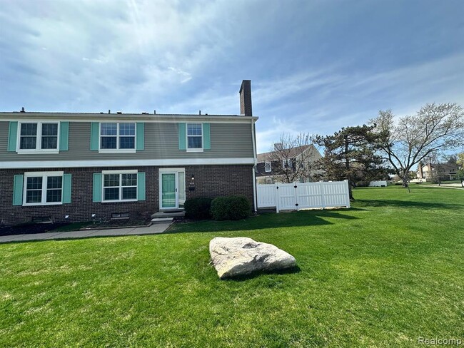 Primary Photo - 41729 Broquet Dr