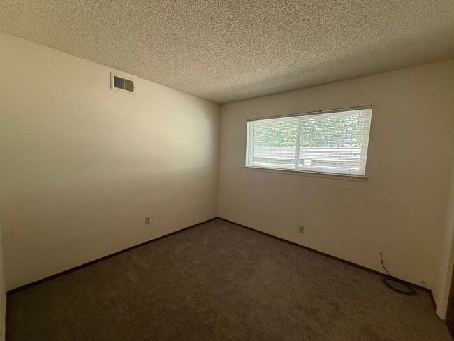 Building Photo - 3 bed 2 bath available in Sacramento!