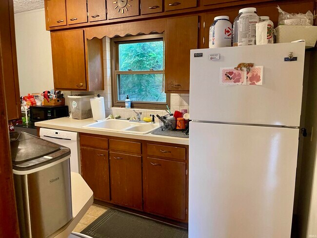 Building Photo - 417 S Swain Ave