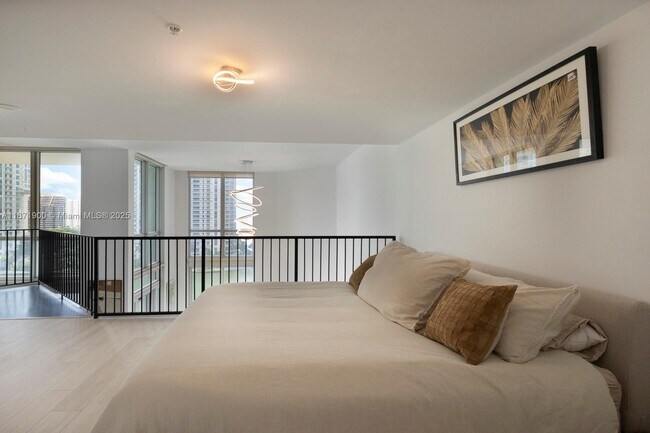 Building Photo - 300 S Biscayne Blvd