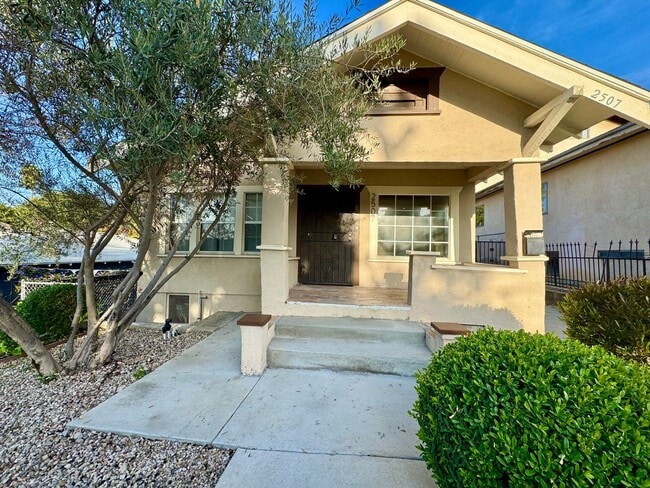 Building Photo - Centrally Located Minutes away from Downtown, Silver Lake, and Eagle Rock