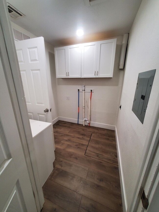 Building Photo - Free standing home just 2 blocks from Central and Mclean