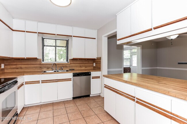 Building Photo - 6215 Pine Cove Ln