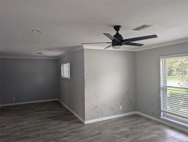 Building Photo - 4034 Shady Springs Dr