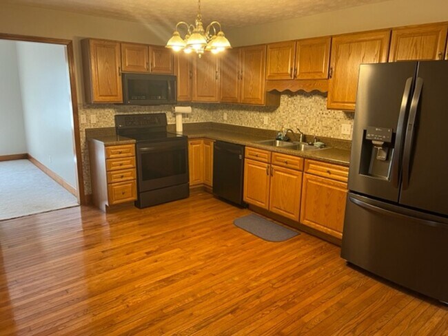 Building Photo - Maryville 37801 - 4 bedroom, 2.5 bath home with 2300+ SF on 1.26 acres. - Call Troy Adams (865) 2...