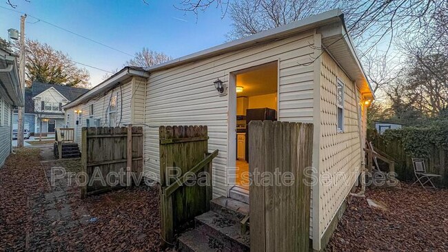 Building Photo - 3027 Peronne Ave