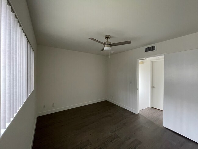 2nd bedroom with ceiling fan & light - 10330 Riverside Dr
