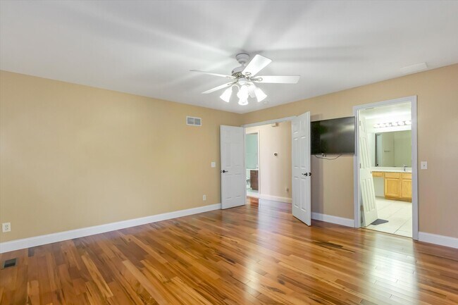 Building Photo - 627 Fox Hill Estates Dr