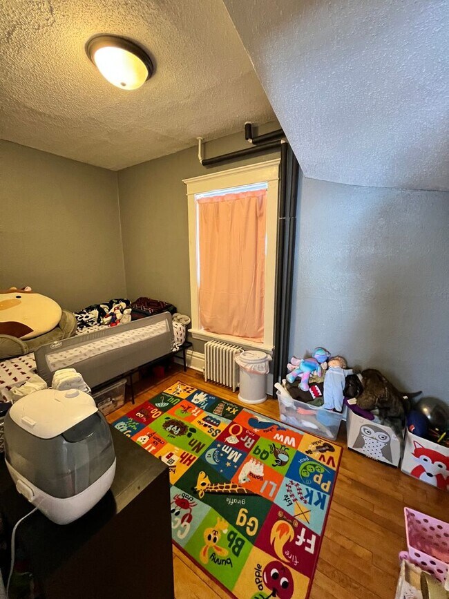 Building Photo - 922 E 5th St