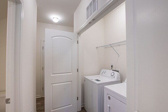 Building Photo - BEAUTIFUL 3BD/2.5BTH Townhome - Belmont - AUGUST 2026 MOVE IN