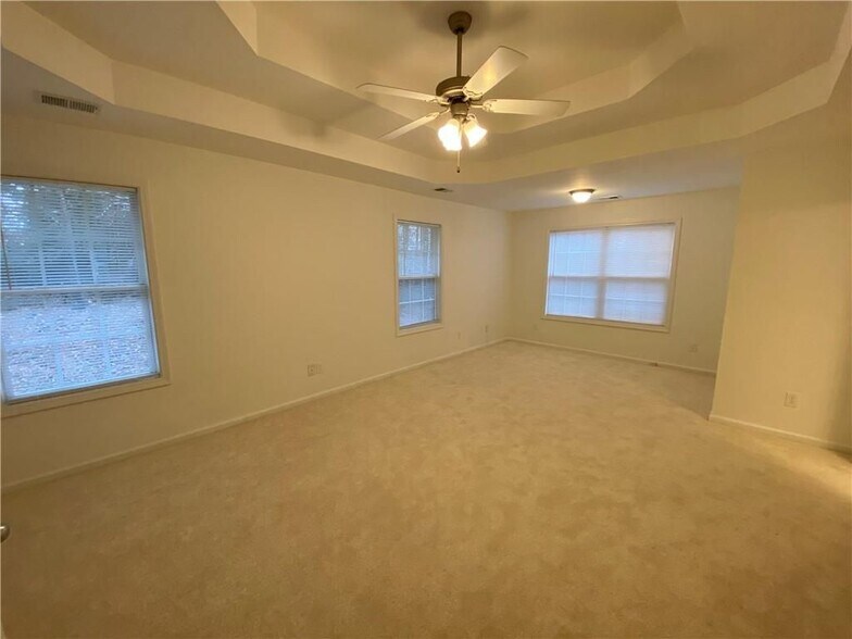 Building Photo - 1551 Park Knoll Trail NE