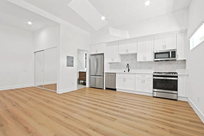 Building Photo - 1706 Grismer Ave