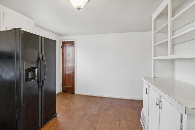 Building Photo - 22107/22109/22111 15 Mile Rd - T - Dubai 2...