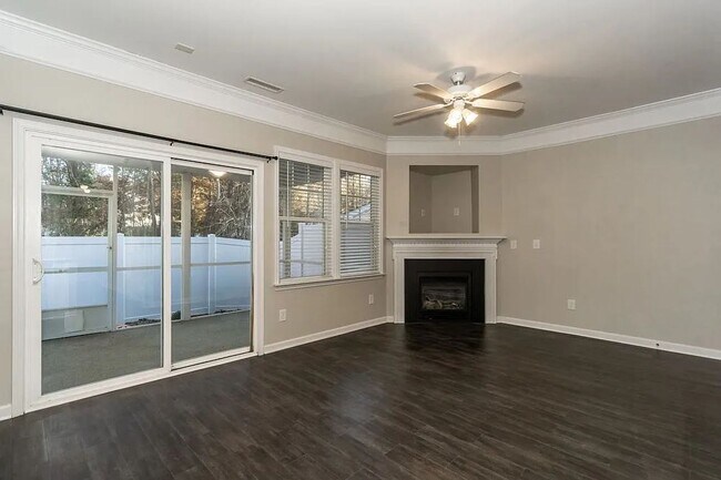 Building Photo - 546 Elm Ave