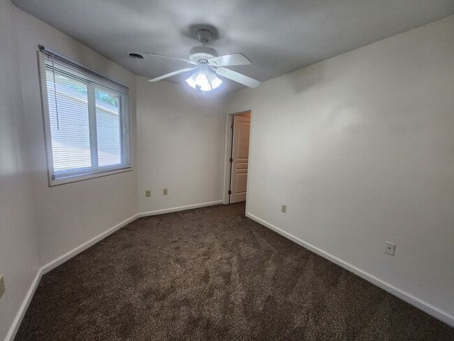 Building Photo - 2 Bedroom Duplex - *Pets Welcome!