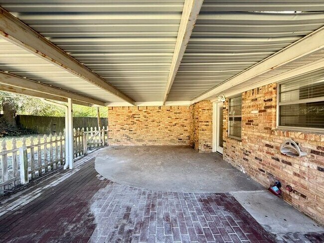 Building Photo - Charming 3-Bedroom Home! Tour Today!