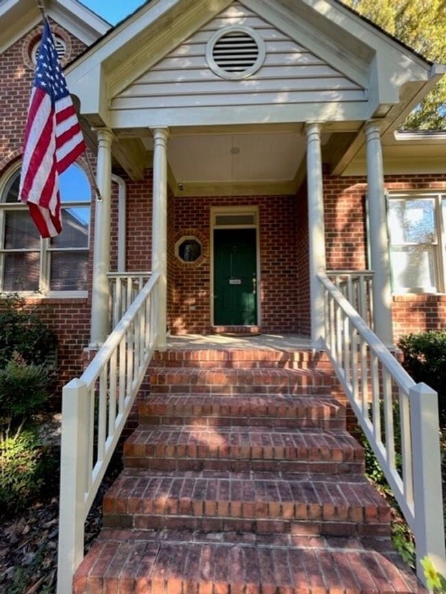 Building Photo - Gorgeous, updated 4 bedroom 2 bathroom hom...