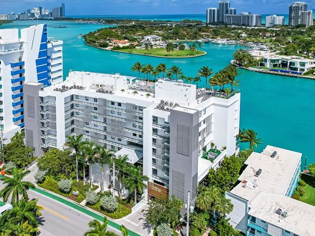 Building Photo - 9821 E Bay Harbor Dr