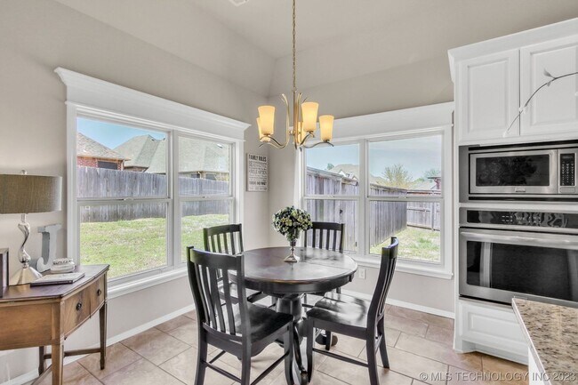 Primary Photo - Beautiful 4 Bed 2 Bath Home with 2 car gar...