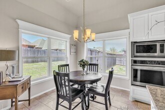 Building Photo - Beautiful 4 Bed 2 Bath Home with 2 car gar...