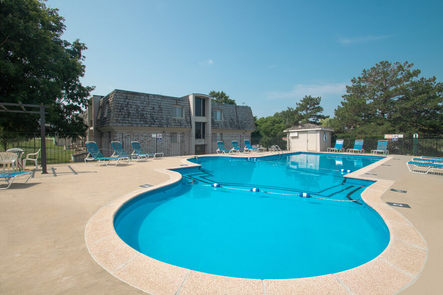 Pinehill Park Apartments with Resort-style Swimming Pool in Bellevue - Pinehill Park