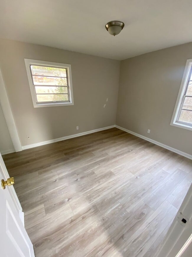 Building Photo - **AVAILABLE NOW**East Columbus 3 Bedroom / 1 Bathroom Home for Rent***