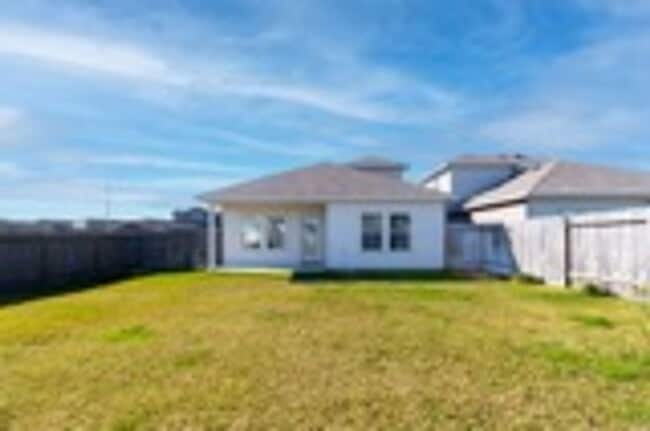 Building Photo - Peaceful & Convenient: Near 45, 99 & IAH!