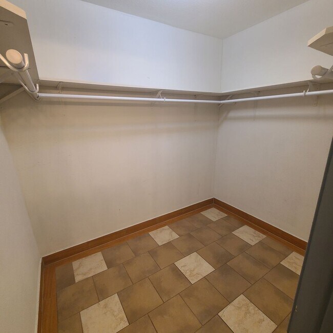 Building Photo - Spacious 3 BR+study/2.5 bath end-unit townhome w/balcony & patio!