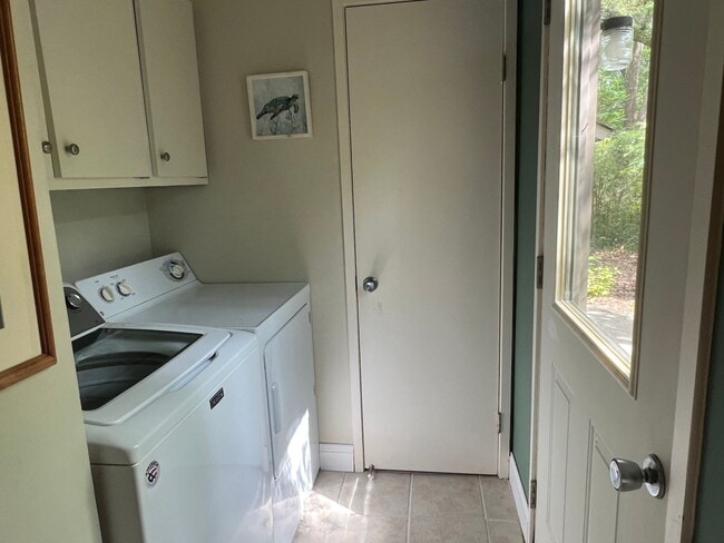 Building Photo - Walk to the beach from this 2BR FURNISHED ...