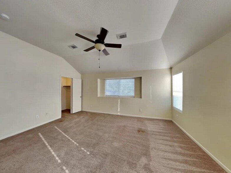 Building Photo - 1817 Day Lily Way