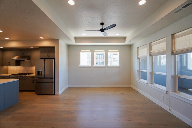 Building Photo - 3045 S Honeycomb Way