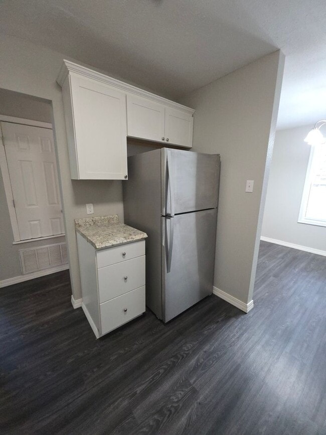 Building Photo - 2211 S Hartford Cove