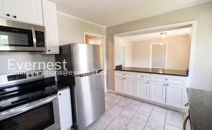 Building Photo - 3217 Plaza Cir